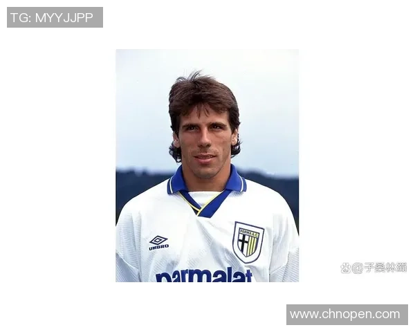 足球场上的十三号球员是谁 他们的传奇与成就解析